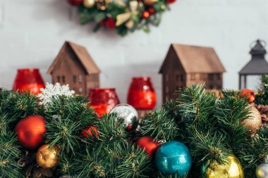 Yeşil çam ağacında bulanık arkaplanlı renkli noel topları