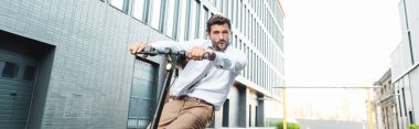 Bina yakınlarında elektrikli scooter kullanan resmi işadamı şaşırdı.
