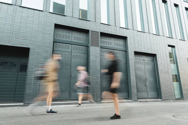 Rörelse Oskärpa Människor Som Går Modern Gata Nära Grå Byggnad — Stockfoto