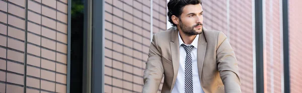 Bearded Man Suit Looking Away Building Banner — Stock Photo, Image