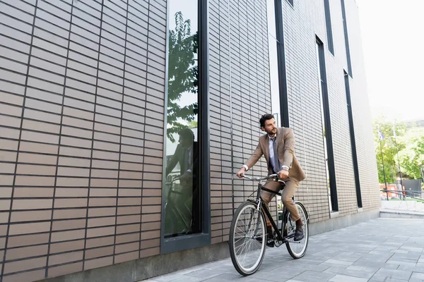 Longitud Completa Hombre Negocios Traje Montar Bicicleta Mirando Hacia Otro — Foto de Stock