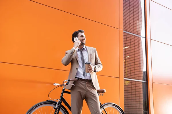 Empresário Alegre Falando Smartphone Segurando Copo Papel Perto Bicicleta Construção — Fotografia de Stock