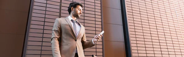 Bärtiger Geschäftsmann Blickt Auf Smartphone Der Nähe Von Gebäude Banner — Stockfoto