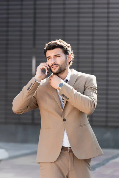 Homem Negócios Confiante Falando Smartphone Fora — Fotografia de Stock