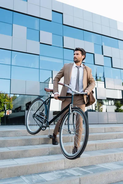 Longitud Completa Hombre Negocios Auriculares Inalámbricos Caminando Escaleras Con Bicicleta — Foto de Stock