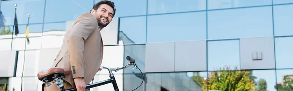 Hombre Negocios Positivo Auriculares Inalámbricos Caminando Con Bicicleta Bandera — Foto de Stock