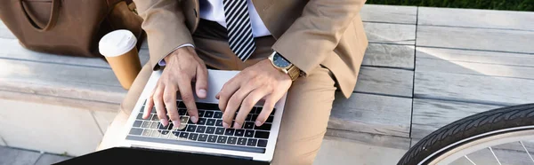 High Angle View Businessman Using Laptop Paper Cup Banner — Stock Photo, Image