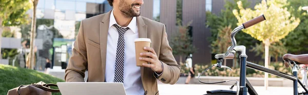 Visão Parcial Empresário Feliz Terno Usando Laptop Segurando Copo Papel — Fotografia de Stock