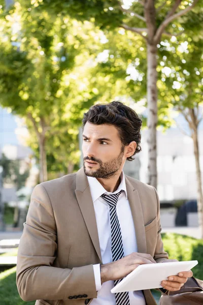 Bärtiger Geschäftsmann Anzug Mit Digitalem Tablet Auf Bank Sitzend — Stockfoto