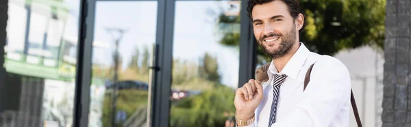 Feliz Hombre Negocios Traje Pie Cerca Del Edificio Pancarta —  Fotos de Stock