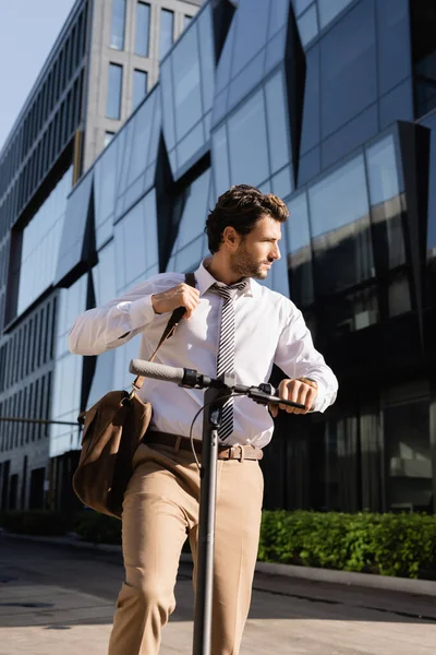 Homem Negócios Desgaste Formal Perto Scooter Elétrico Ajustando Saco Couro — Fotografia de Stock