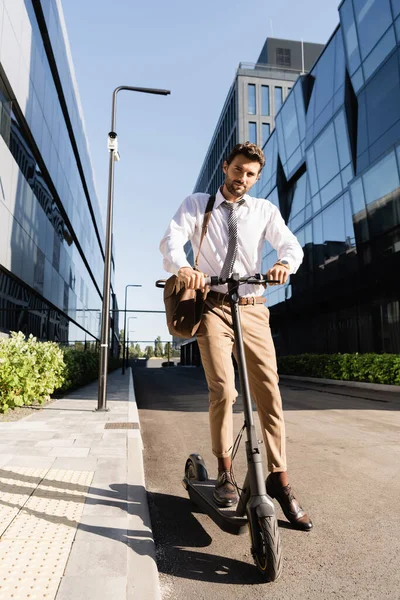 Teljes Hossza Üzletember Formális Viselet Bőr Táska Lovaglás Elektromos Robogó — Stock Fotó