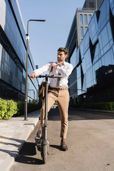 Longitud Completa Hombre Negocios Desgaste Formal Ajustando Bolsa Cuero Mientras — Foto de Stock