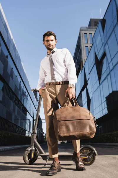 Visão Baixo Ângulo Empresário Barbudo Desgaste Formal Segurando Saco Couro — Fotografia de Stock