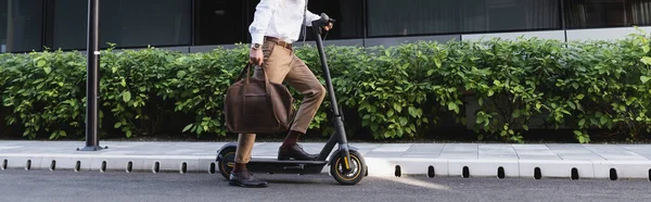 Bijgesneden Weergave Van Zakenman Formele Kleding Paardrijden Elektrische Scooter Holding — Stockfoto