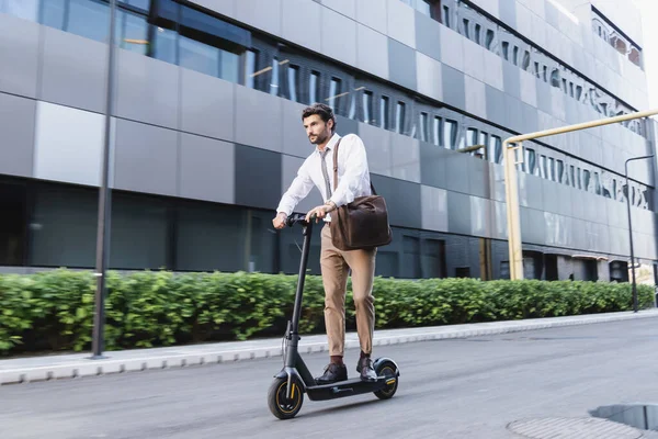 Hombre Negocios Barbudo Desgaste Formal Montar Scooter Eléctrico Bolsa Sujeción —  Fotos de Stock