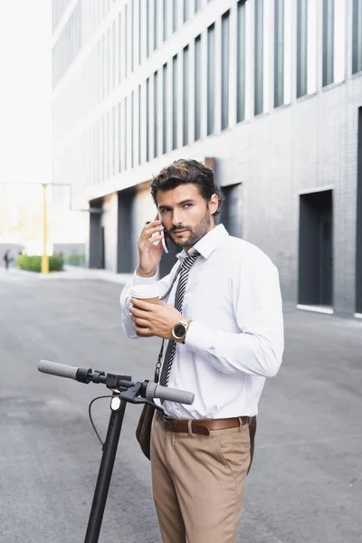 Hombre Negocios Barbudo Ropa Formal Sosteniendo Taza Papel Hablando Teléfono —  Fotos de Stock