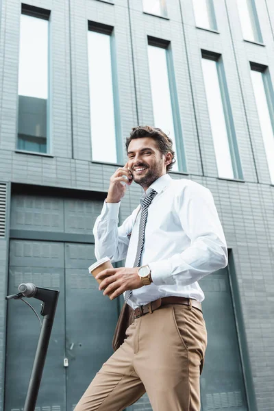 Homem Negócios Sorridente Uso Formal Segurando Copo Papel Falando Smartphone — Fotografia de Stock