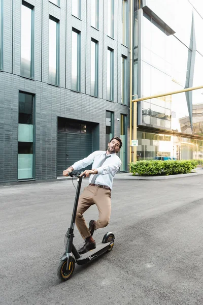 Stupito Uomo Affari Abbigliamento Formale Guida Scooter Elettrico Vicino Edificio — Foto Stock