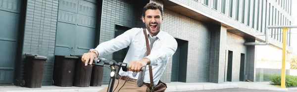 Erstaunt Geschäftsmann Formeller Kleidung Reiten Elektroroller Horizontale Banner — Stockfoto