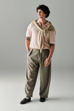 Şık giyinmiş kendine güvenen genç adam rahatlık ve stili rahatça harmanlıyor..