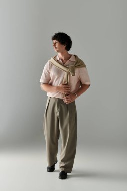 Genç adam sanatsal bir ortamda çağdaş bir tarz sergiliyor..