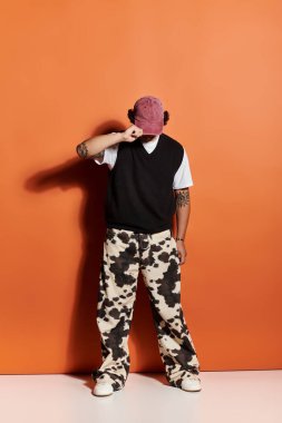 Genç, şık bir adam özgünlüğünü ifade eder. Göz alıcı giysiler giyer, kendine güvenir..