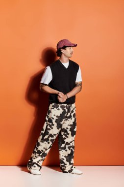 Yakışıklı genç adam kendine güveni tam, modaya uygun giyinmiş, çekici ve tarz sahibi..