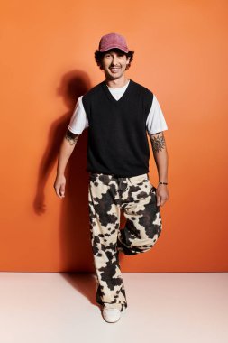 Genç bir adam modaya uygun bir kıyafetle, yaratıcılık ve güven yayarak tarzını sergiliyor..