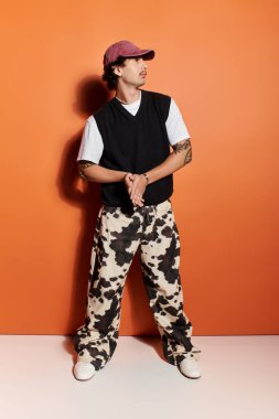 Yakışıklı genç adam kendine güveni tam ve şık giyiniyor..