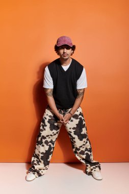 Şık bir genç adam kendine güvenerek modaya uygun renkler ve desenlerle donatır..