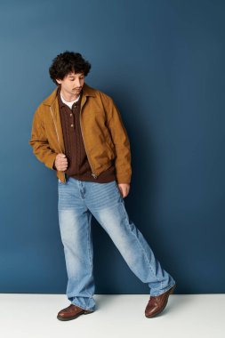 Yakışıklı genç adam kendine güveni tam, modern moda eğilimlerini somutlaştırıyor..