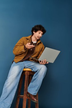 Yakışıklı genç adam, gündelik moda kıyafetleriyle iletişim kuruyor, modern tarzı sergiliyor..