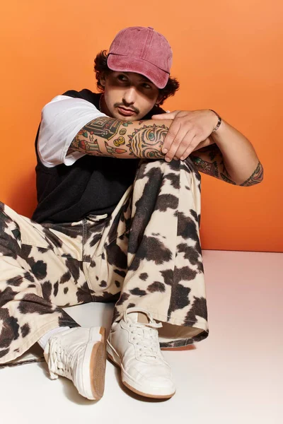 Dövmeli şık bir adam şık bir kıyafetle rahatlar..