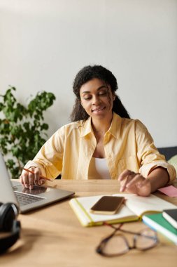 Genç siyahi bir kadın modern dairesinde uzaktan kumanda işinde başarılı..