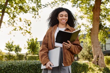 Açık hava manzarası, sonbaharda güneşin altında kitap okuyan şık bir genç kadını gösteriyor..