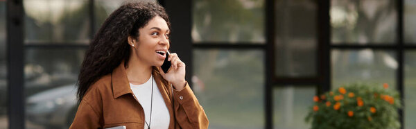 Красивая молодая женщина с вьющимися волосами весело разговаривает по телефону, элегантно одетый для осени, баннер