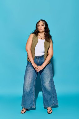 Bu çarpıcı kadın parlak mavi bir arka plana karşı cesurca duruyor, ışık saçan bir tarzı ve cazibesi var..