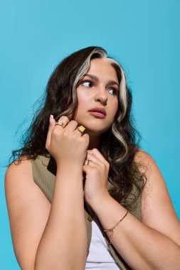 Çarpıcı özellikleri olan şık bir kadın eşsiz güzelliğini ve cesur aksesuarlarını sergiliyor..