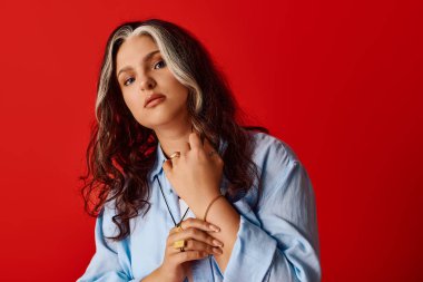 Güzel bir kadın kendine güvenini ve çekiciliğini eşsiz stili ve çarpıcı özellikleriyle ifade eder.