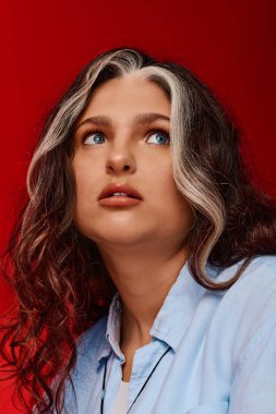 Modaya uygun bir kadın, yumuşak ışıklandırma altında kendine özgü özellikler sergiliyor, büyüleyici ve zarafet saçıyor..