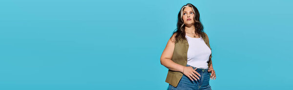 Красивая женщина с синдромом Варденбурга уверенно позирует, демонстрируя свой уникальный стиль.