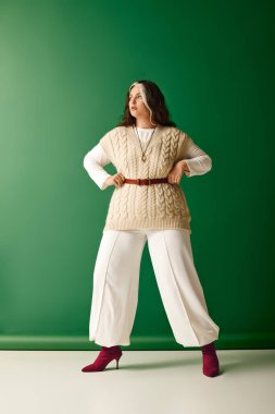 Modaya uygun bir kadın şık bir elbise içinde, ışıl ışıl bir güzellik ve bireysellik ile poz verir..