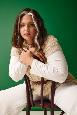 Şık bir kadın benzersiz güzelliğini özgüvenle kucaklıyor, bireyselliğini bir stüdyoda sergiliyor..