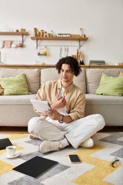 Bir ilham anında, genç bir adam rahat bir zemine yazılı olarak daldırılır..