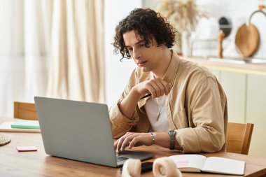 Zarif genç adam üretken görevlere dalmış, kendine güveni tam ve masasına odaklanmış..