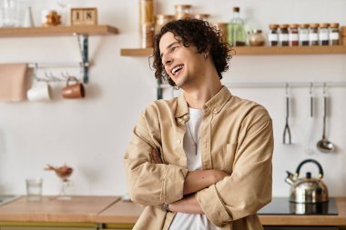 Şık bir genç adam modern ve rahat bir ortamda mutluluk ve rahatlık yayar..