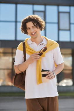 Şık bir iş elbisesi içinde genç bir adam güneşli bir yere güven yayıyor..