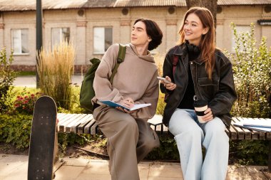 Sevgi dolu bir çift bir bankta birlikte oturur, yeşilliklerle çevrili iken mutlu bir şekilde sohbet ederler..
