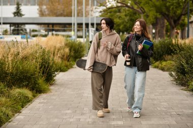 Birbirini seven çiftler, yan yana gezer, neşe ve kahkahayı paylaşır sakin bir açık havada.